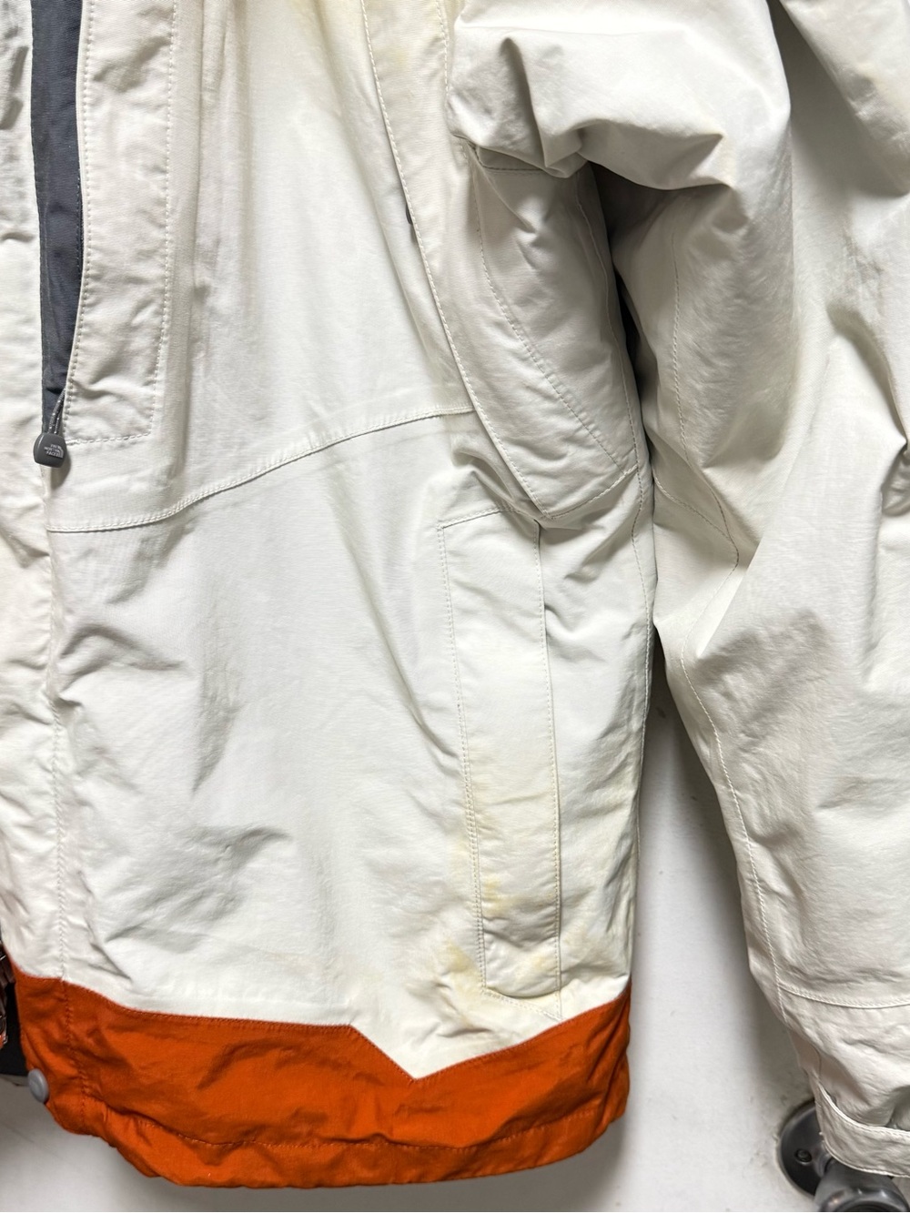This is a The North Face Hyvent 3-in-1 insulated snow jacket in a white, orange - Picture 4 of 16